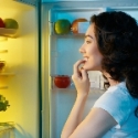 девушка и холодильник
